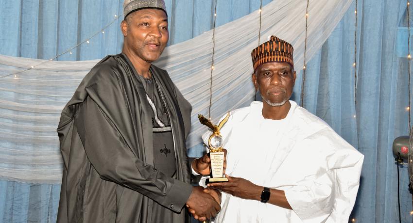 Vice Chancellor, Prof Sagir Abbas presenting a plague to the immediate past E.S NUC, Prof Abubakar Adamu Rasheed (right)